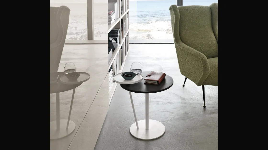 Tavolino Eclisse in materico rovere carbone e laccato opaco bianco gesso di Tomasella
