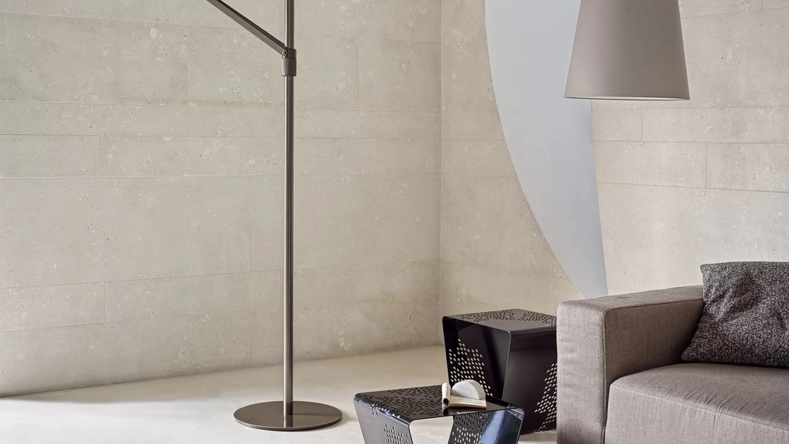 Lampada da terra Cloe con paralume in tessuto e struttura in acciaio laccato di Bontempi