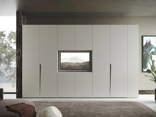 Armadio Ante Battenti 05 laccato bianco cenere opaco con pannello centrale orientabile porta TV di Morassutti