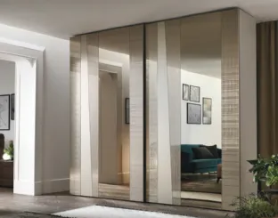 Armadio anta scorrevole Madras con anta in specchio decorato effetto tela, satinato, decorato effetto legno, bronzato e decorato effetto quadri di Tomasella
