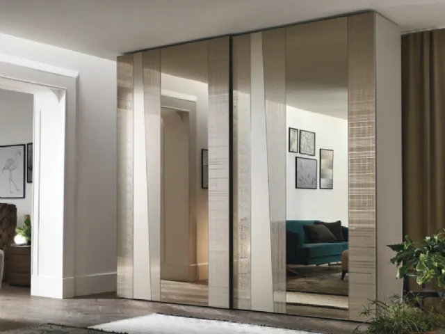 Armadio anta scorrevole Madras con anta in specchio decorato effetto tela, satinato, decorato effetto legno, bronzato e decorato effetto quadri di Tomasella