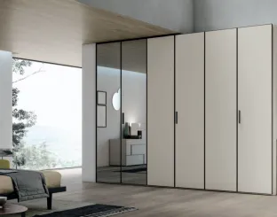 Armadio Vetro Specchio con struttura laccato opaco madreperla e battenti in vetro satinato madreperla e grigio di Tomasella