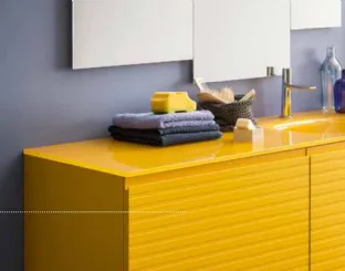 Mobile da bagno sospeso in laccato opaco e top in vetro lucido giallo Memento 05 di Birex