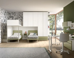 Camera con soppalco a tre letti con scrivania Room 159 di Zg Mobili