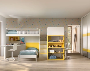 Camera con soppalco a tre letti con scrivania Room 158 di Zg Mobili