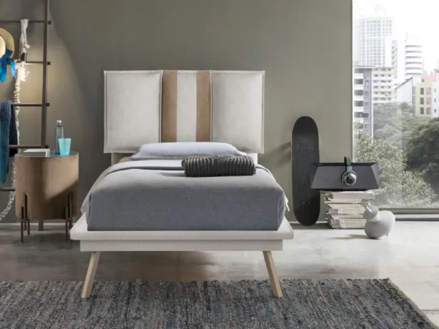 Comodino Planos rivestito in tessuto beige con top in vetro Target Point