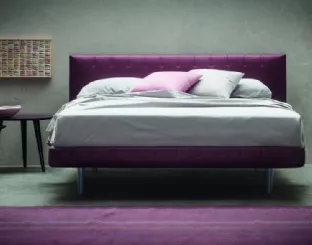 Letto classico matrimoniale imbottito con cuciture decorative sulla testiera Easy di Morassutti