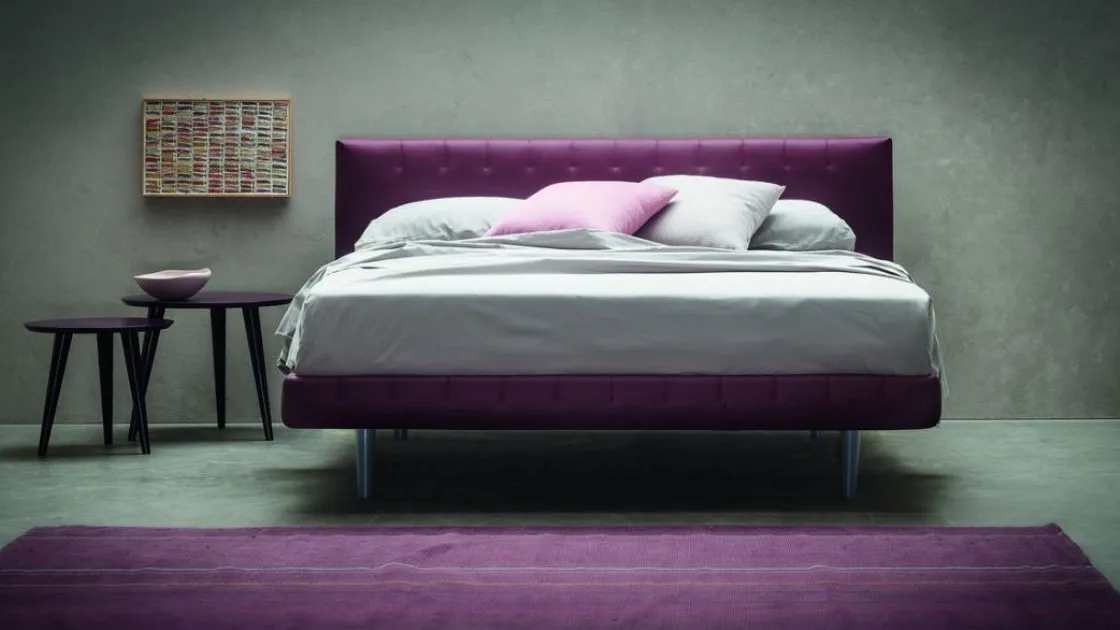Letto classico matrimoniale imbottito con cuciture decorative sulla testiera Easy di Morassutti