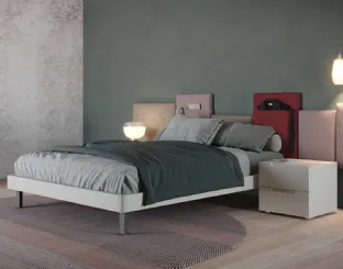 Letto in laccato opaco con testiera a pannelli rivestiti in tessuto imbottito con tasche portaoggetti City di Giessegi