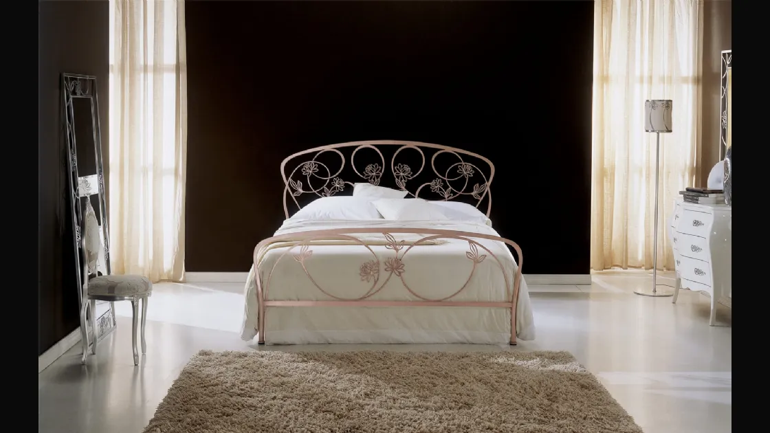 Letto con testiera lavorata con fiori in ferro battuto Glicine di Bontempi