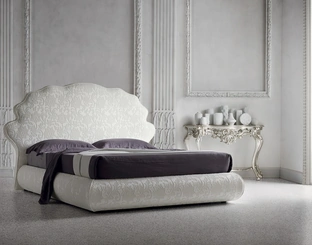 Letto in tessuto floreale tono su tono con testiera Jason di Felis