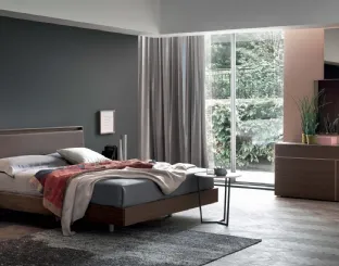 Letto Aida con struttura in Rovere Thea e inserto imbottito e rivestito in ecopelle di Maronese Acf