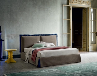 Letto in tessuto con testiera con balze arricciate in morbidi volants Oliver di Felis