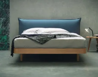 Letto in legno di Rovere con testiera imbottita rivestita in tessuto Tender di Morassutti