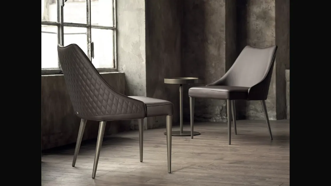 Poltroncina Clara in ecopelle con base in acciaio laccato di Bontempi