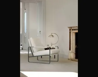 Poltrona Clarissa rivestita in tessuto imbottito con struttura in acciaio laccato di Bontempi