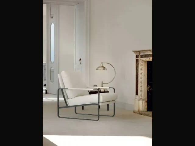 Poltrona Clarissa rivestita in tessuto imbottito con struttura in acciaio laccato di Bontempi