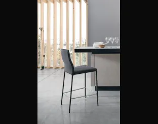 Sgabello Diva in tessuto con struttura in metallo antracite di Sedit