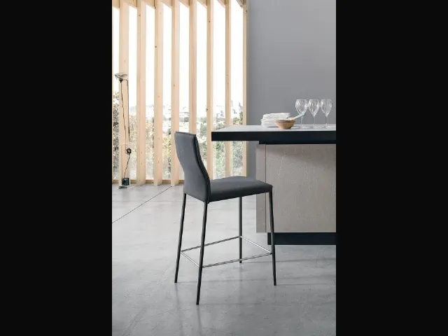 Sgabello Diva in tessuto con struttura in metallo antracite di Sedit