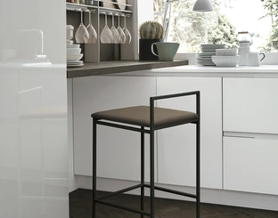 Sgabello in metallo con seduta in ecopelle July di Sedit