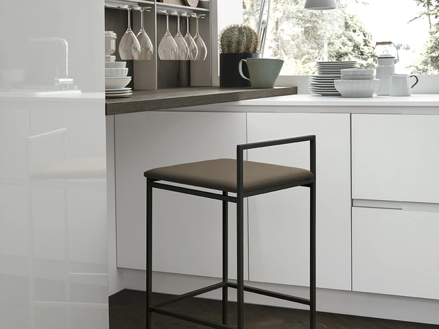 Sgabello in metallo con seduta in ecopelle July di Sedit