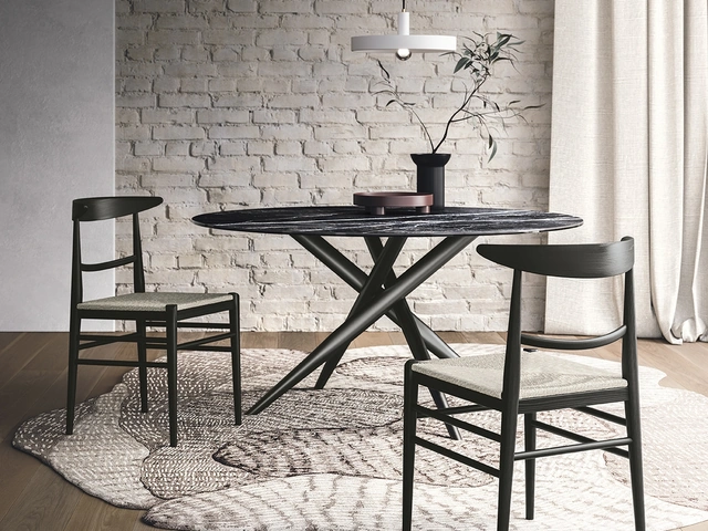 Sedia in frassino tinto carbone e seduta in paglia Louis di Sedit