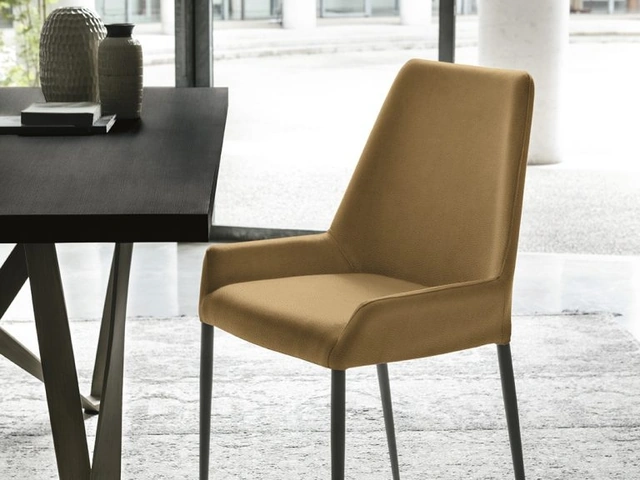 Sedia rivestita in ecopelle Havana di Sedit