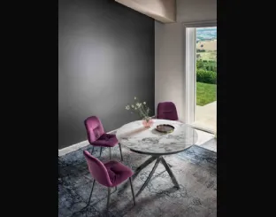Tavolo rotondo Barone con top in marmo e base in acciaio laccato di Bontempi