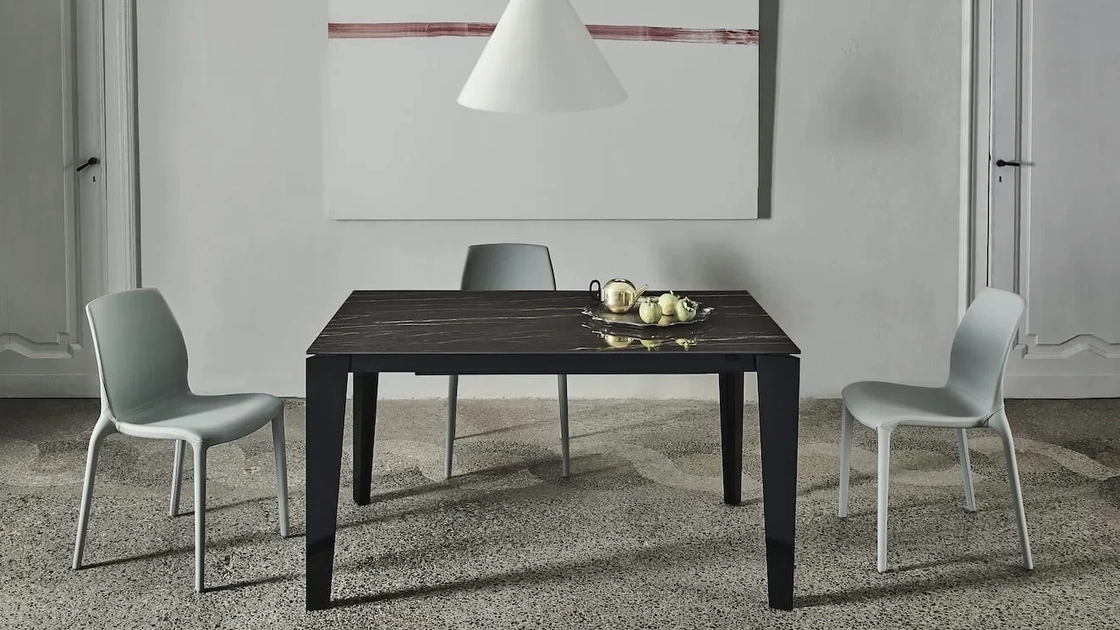 Tavolo allungabile Cruz XXL con top in SuperMarmo e base in acciaio laccato di Bontempi