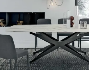 Tavolo Halley con piano in gres e base in metallo laccato antracite di Tomasella