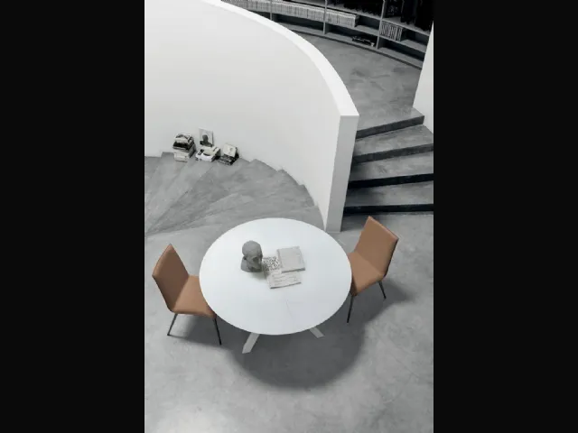 Tavolo rotondo Zoe Round con piano in vetro bianco gesso lucido e struttura in metallo antracite di Sedit