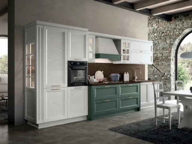 Cucina Classica lineare Beverly v08 in Frassino Bianco e Malachite con top in Pietra naturale Brown Antique di Stosa