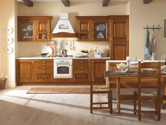 Cucina in legno di castagno chiaro con vetrine Elena 3 di Mobilturi