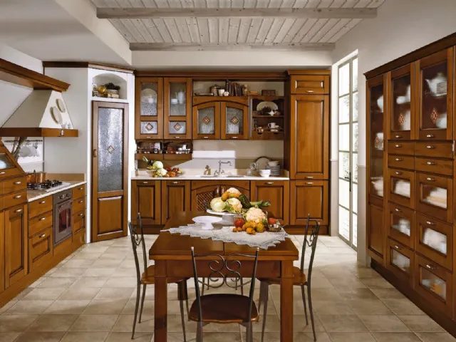 Cucina Classica Etrusca angolare in legno e vetro decorato di Aran