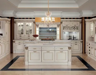 Cucina Classica con isola Imperial Emotion in patinato Bianco Canapa con decorazione in oro di Aran