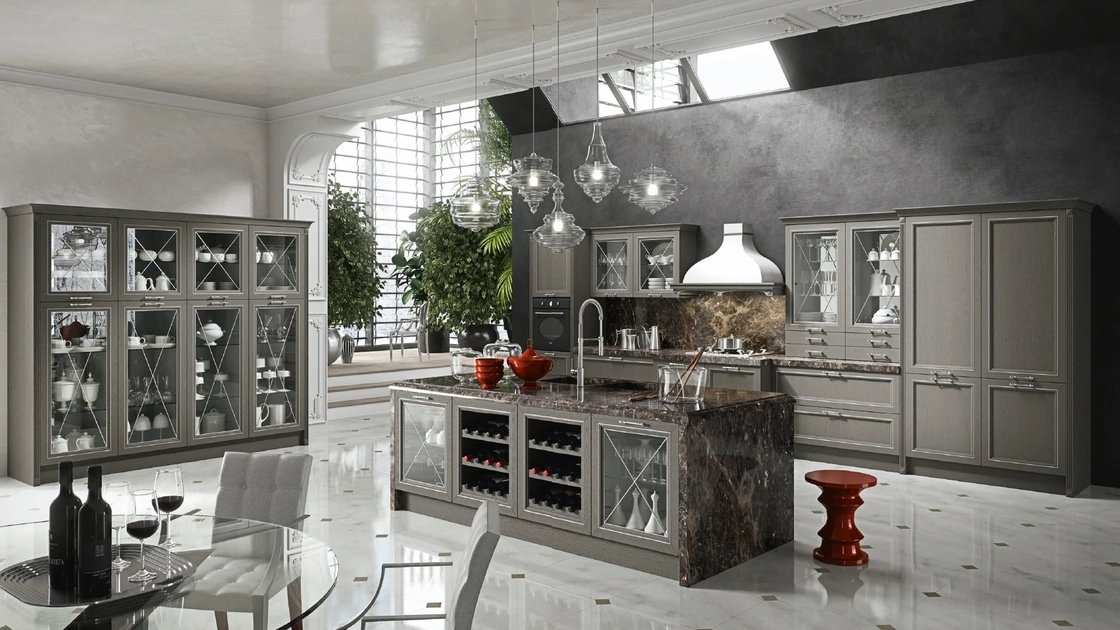 Cucina Classica con isola Magistra in Frassino laccato Titanio decapé con inserto argento di Aran