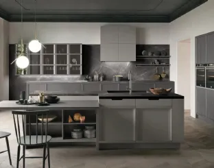 Cucina Classica con isola Newport v01 in laccato Grigio Piacenza e Frassino Grigio Pernice con top in finitura Pietra Grey levigato di Stosa