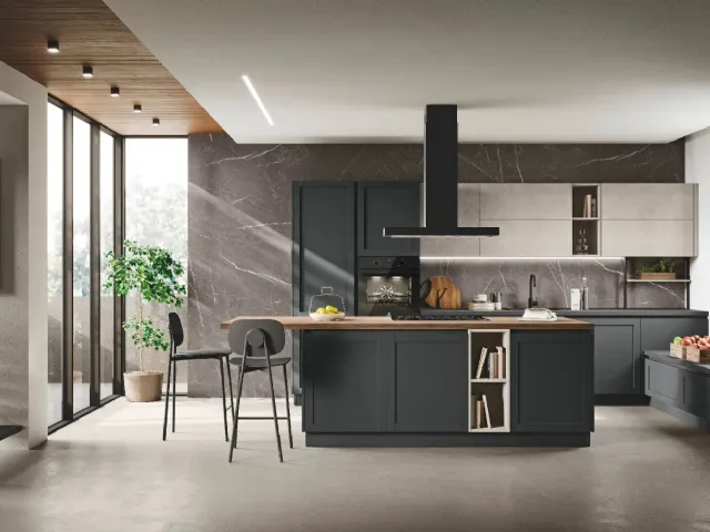 Cucina Classica con isola Sveva v03 in Alkorcell Black Matt e Cemento Materico Sand con top in laminato Lava e Top isola in laminato Rovere Anice di Stosa