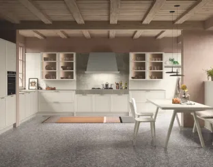 Cucina Classica Tosca v5 basi, colonne e pensili in Frassino laccato Beige Angora e maniglia Strip, top e schienale in HPL Argilla di Stosa