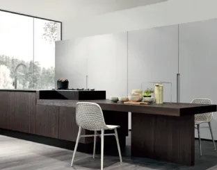 Cucina Design con isola Volare in Rovere termotrattato e top in acciaio laminato di Aran