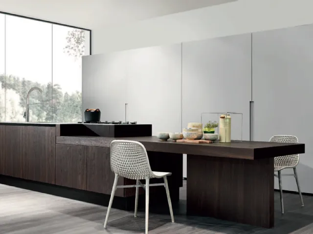 Cucina Design con isola Volare in Rovere termotrattato e top in acciaio laminato di Aran