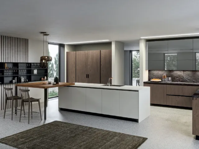 Cucina Design con isola Lab13 in Rovere nodato fumé e vetro bianco opaco di Aran