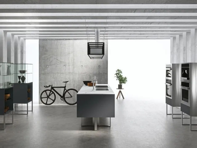 Cucina Design con isola Sipario in Fenix Grigio Bromo con top in laminam Calacatta di Aran