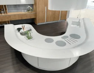 Cucina Design a isola semicircolare Volare in laccato Bianco lucido e Rovere nodato di Aran