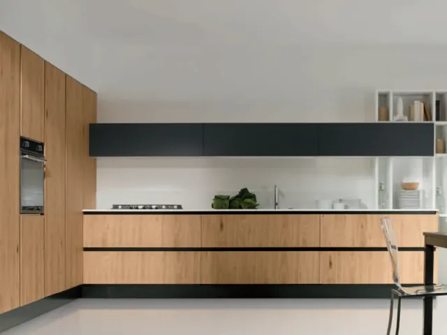 Cucina Design angolare Volare in Rovere naturale nodato e top Bianco di Aran