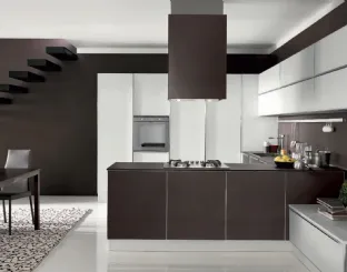 Cucina Design con penisola Volare in Vetro liscio Marrone opaco e Bianco opaco di Aran