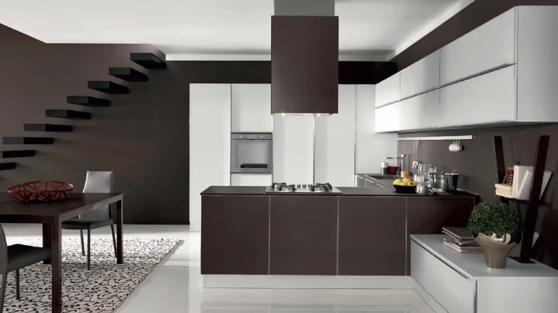 Cucina Design con penisola Volare in Vetro liscio Marrone opaco e Bianco opaco di Aran