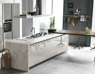 Cucina Moderna con isola Alevé v10 in laccato UV Neve lucido e UV Malta lucido con tavolo snack in Rovere Oliva di Stosa