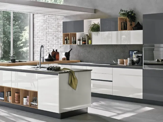 Cucina Moderna con penisola Alevé v11 in laccato UV Neve lucido e Ardesia lucido con piano snack in Rovere nodato di Stosa