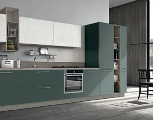 Cucina Moderna lineare Alevé v15 in laccato UV Verde Malga opaco e pensili in Larice Bianco di Stosa